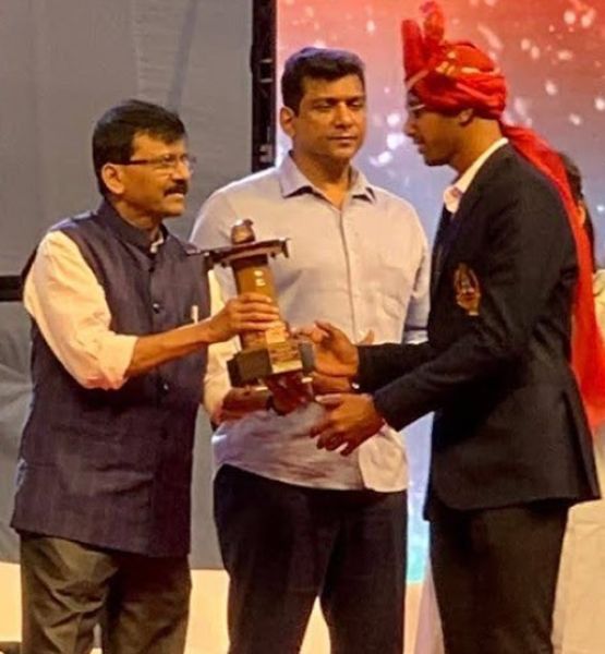Siddhant Rahul Kamble receiving the 2018-19 Shiv Chhatrapati Award for Excellence in Speed Skating from MP Sanjay Raut