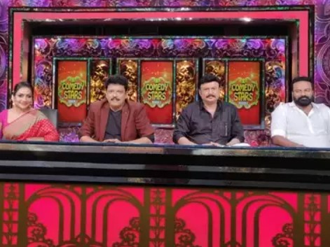 Sudheesh (second from right) on the sets of Comedy Stars Season 2