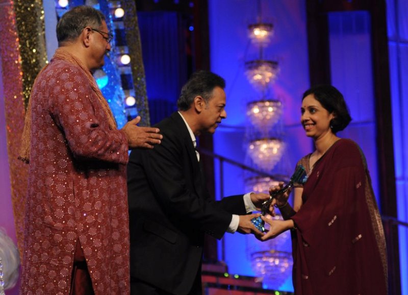 Suhasini Haidar receiving ITA Award in 2010