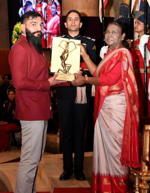 Sunil Kumar while receiving the Arjuna Award from Droupadi Murmu at Rashtrapati Bhavan, New Delhi