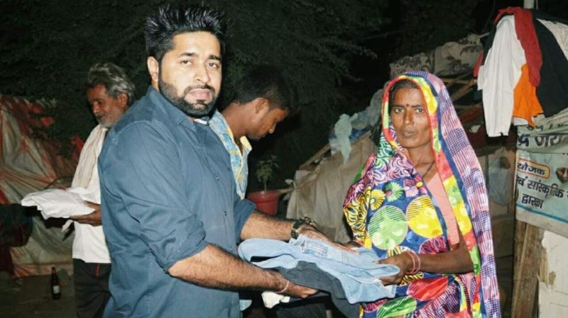 Sunny Arya (Tehelka Prank) donating clothes to an underprivileged woman