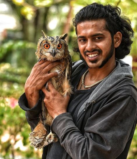 Surya Keerthi posing with a rescued Eagle Owl