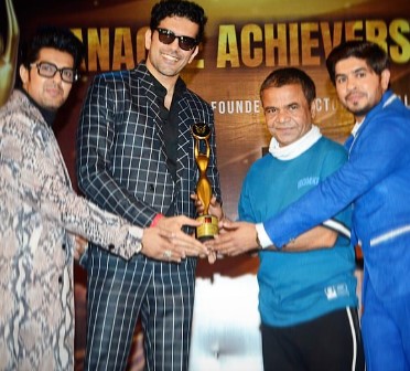 Taher Shabbir while receiving the Most Stylish Actor award at the Panache Achiever Awards (2022)Taher Shabbir while receiving the Most Stylish Actor award at the Panache Achiever Awards (2022)