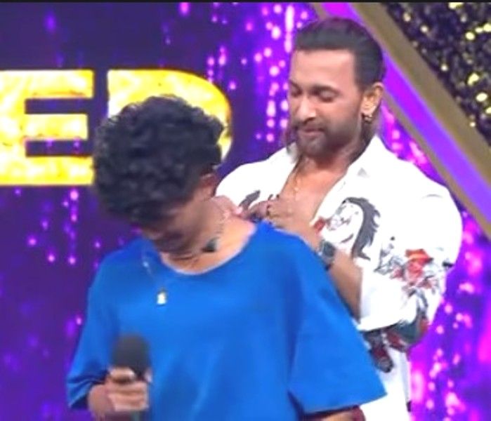 Terence Lewis giving his chain to Samarpan as a token of appreciation
