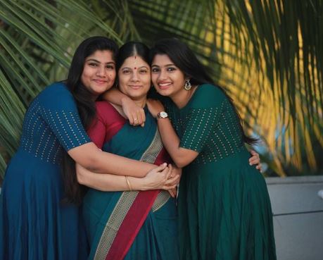 VJ Archana with her mother and sister