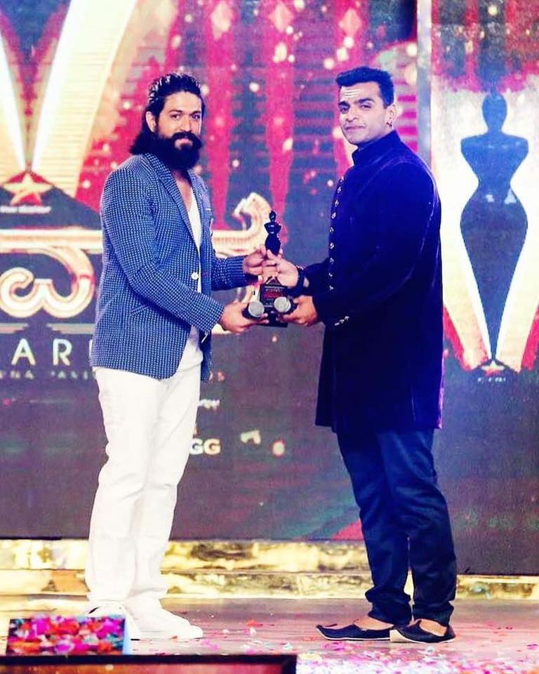 Vinay Gowda receiving Special Award from Rocking Star Yash (left)