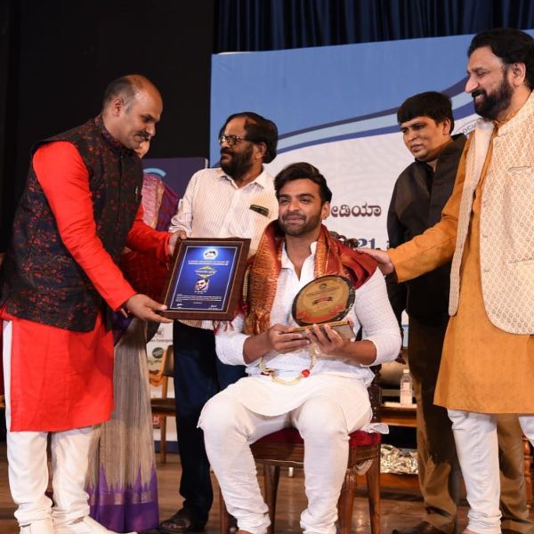 Vinay Gowda while being honoured by The Media Association of Karnataka