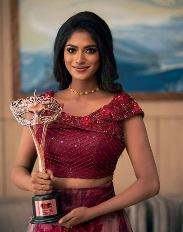 Vinusha Devi after winning the Find of the Year (Fiction) award at the 2023 Vijay Television Awards