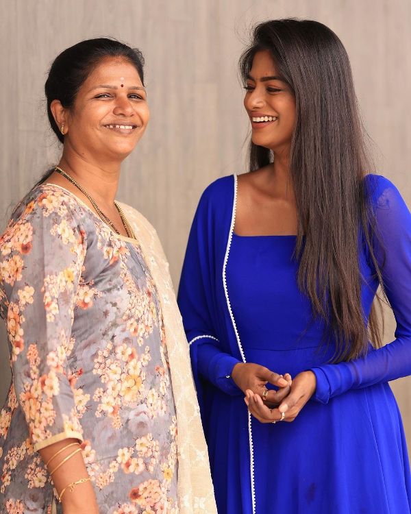 Vinusha Devi with her mother
