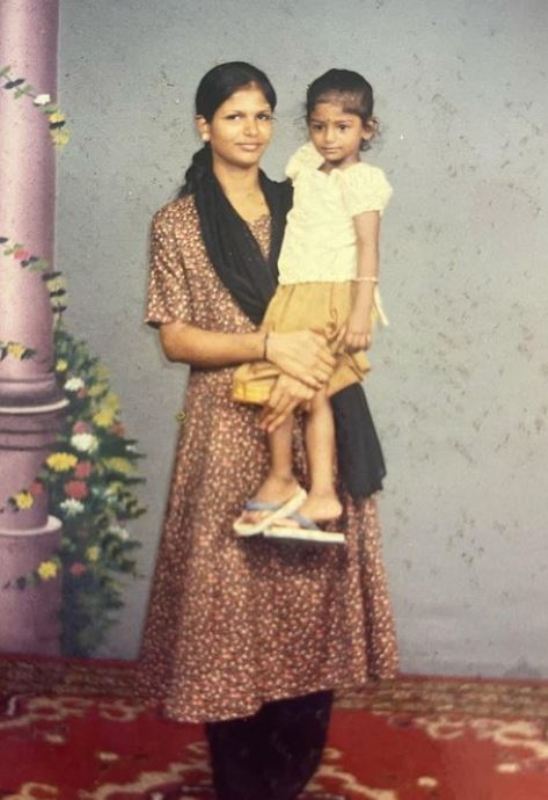 Vinusha Devi's childhood picture with her mother