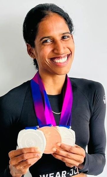 Vithya Ramraj posing with the medals that she won at the 2022 Asian Games in Hangzhou, China