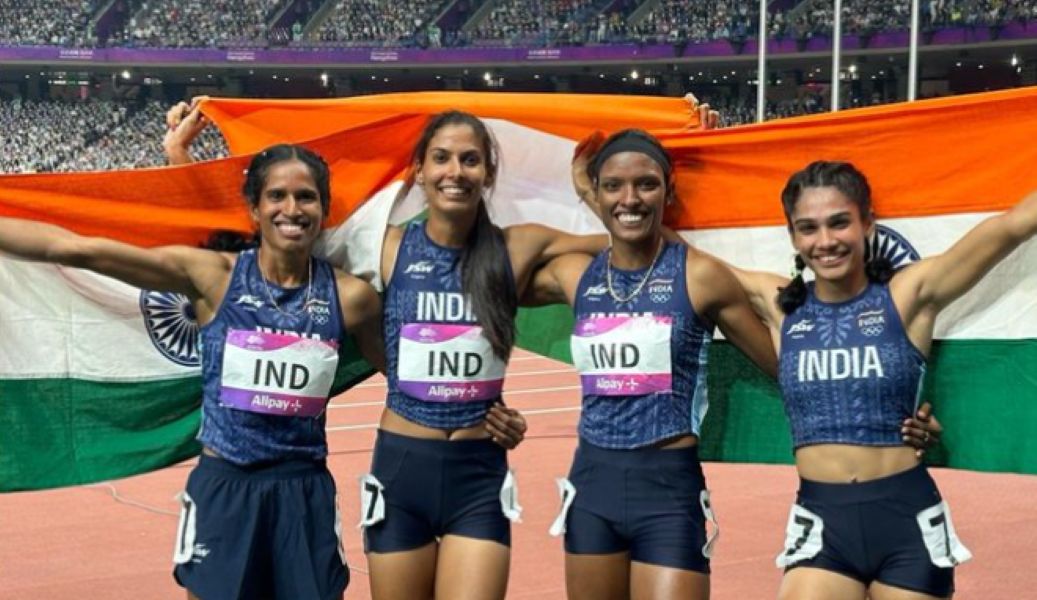 Vithya Ramraj with her teammates from the 4x400m relay at the 2022 Asian Games