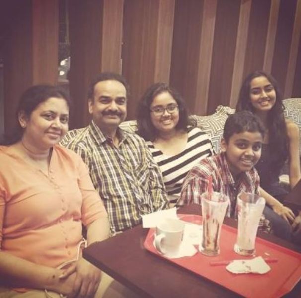 Sakshma Srivastav (extreme right) with her family 