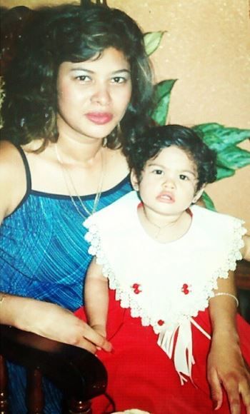 A childhood picture of Sheynnis Palacios with her mother
