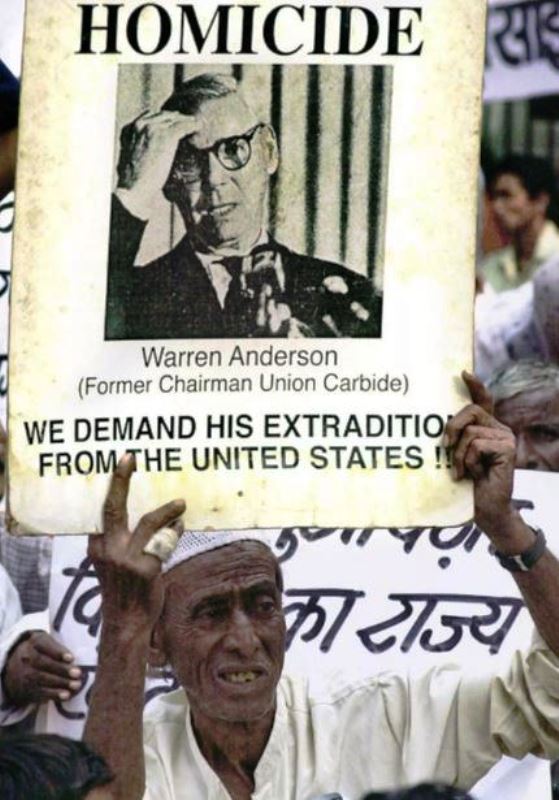 A demonstration in New Delhi demanding the extradition of Warren Anderson in October 2004