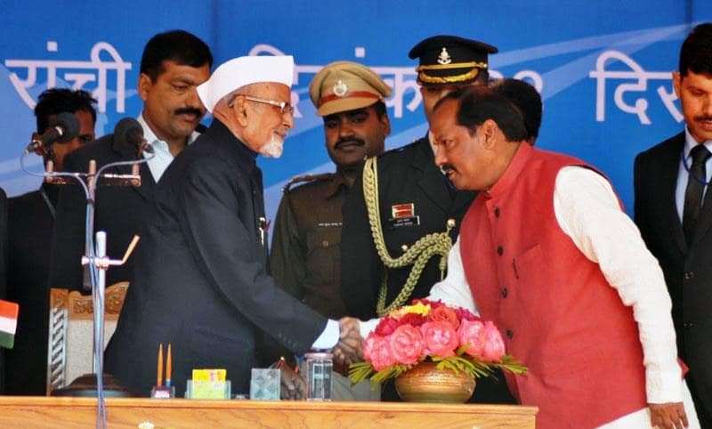 A photo of Raghubar Das taken while he shaking hands with the Governor of Jharkhand after taking oath as the Chief Minister