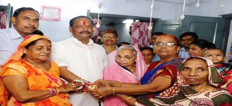 A photo of Raghubar Das with his sisters