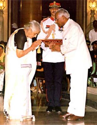 A photo of Vijayant Thapar's grandmother receiving the Vir Chakra on his behalf