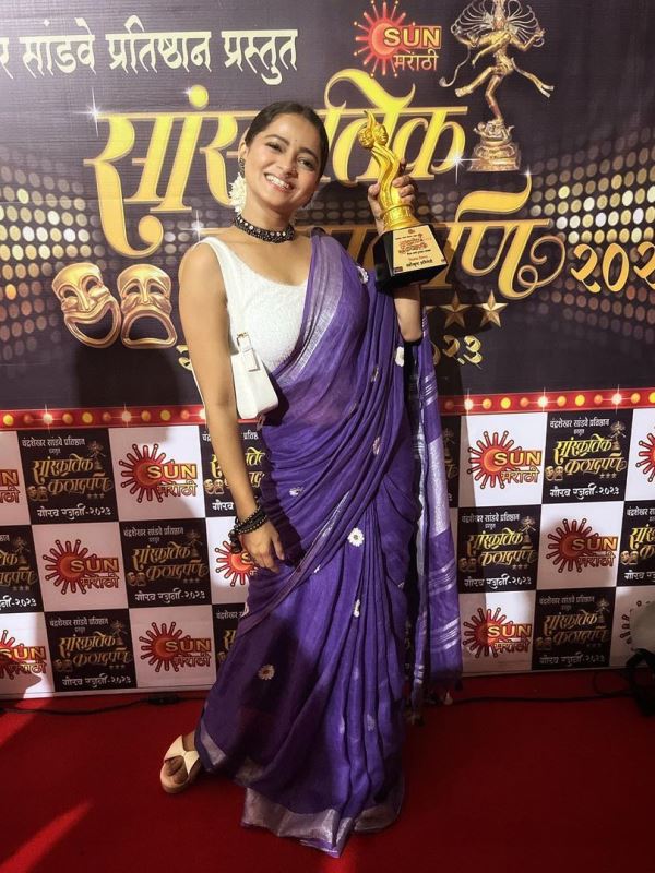 Shivali Parab posing with the Best Actress Award for the Marathi film Prem Pratha Dhumshaan (2022) at Sanskrutik Kala Darpan (2023)