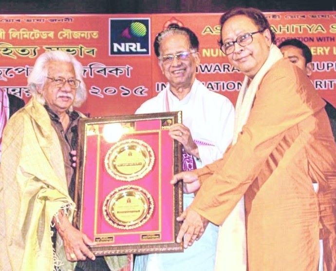 Adoor with the Deshikottama Award from Visva-Bharati University