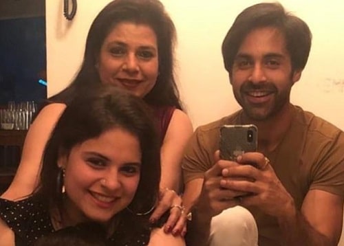 Akshay Bindra with his mother and sister