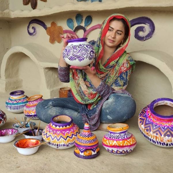 Aliza Sehar while decorating pots