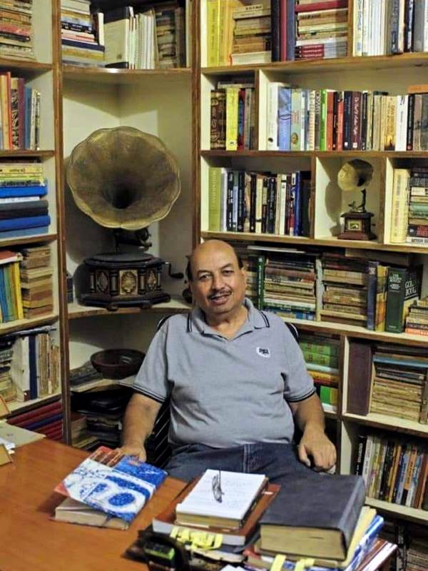 An image of Shashi Kumar Keswani in his office full of books and his gramophone