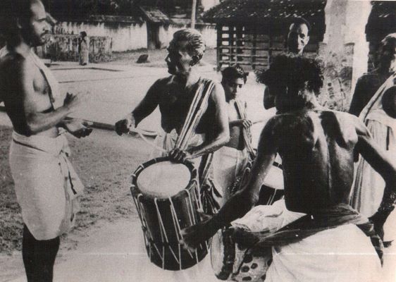 An image of a scene from the film Kodiyettam