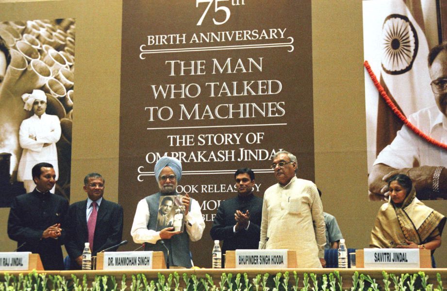 Dr. Manmohan Singh unveiling the book The Man Who Talked To Machines to celebrate Om Prakash Jindal after his demise