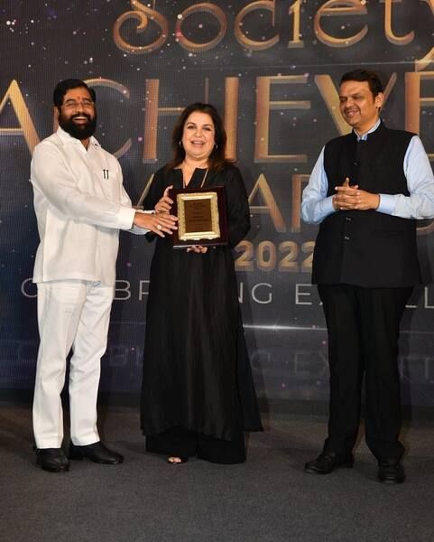 Farah Khan (centre) receiving the Pride of India Honour at the Society Achievers Awards 2022