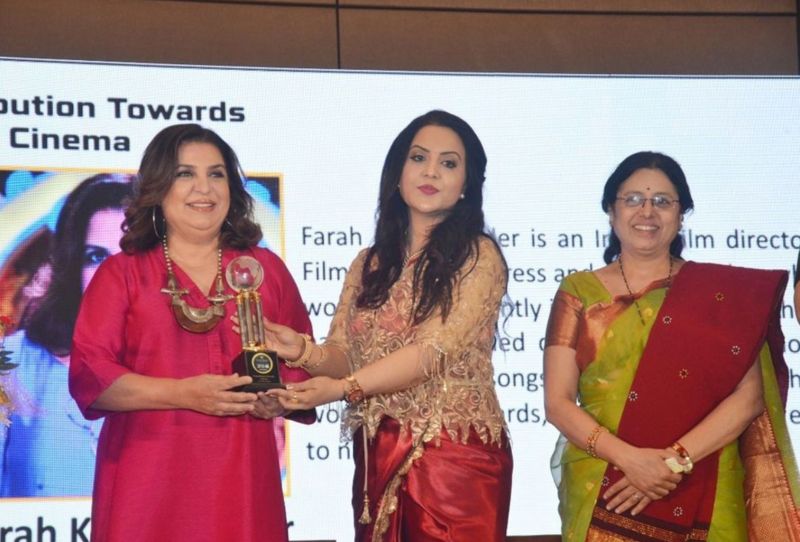 Farah Khan (extreme left) receiving an award at the 5th Urja Awards 2022