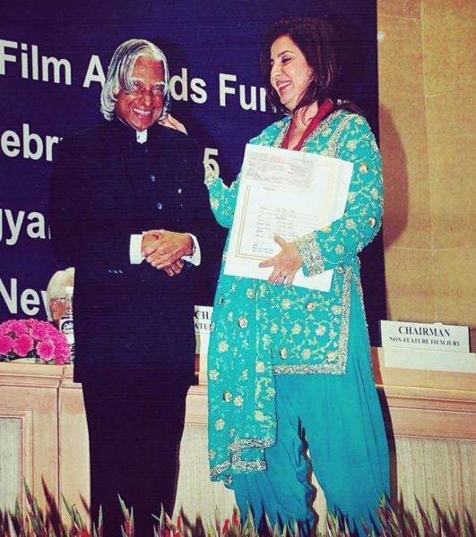 Farah Khan receiving the National Film Awards for Best Choreography (2003) from the 11th president of India, A. P. J. Abdul Kalam (left)