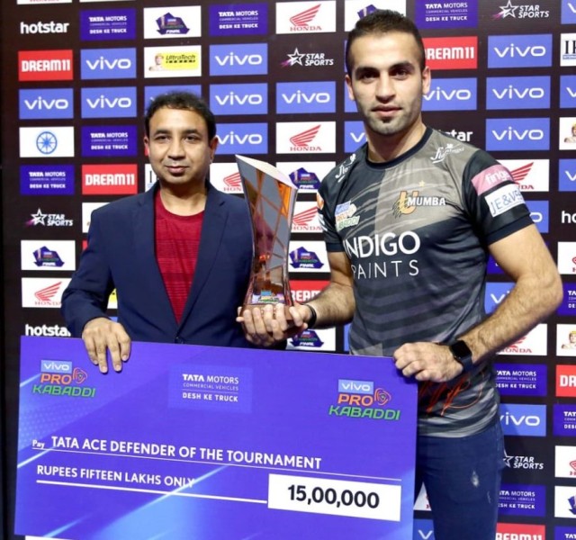 Fazel Atrachali with Best Defender of the Tournament Award