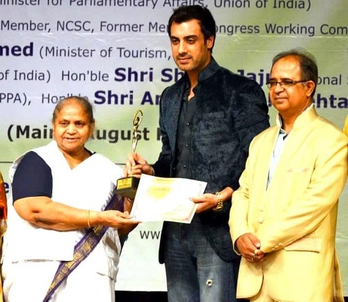 Gavie Chahal receiving JAI National Award by Journalists Association of India