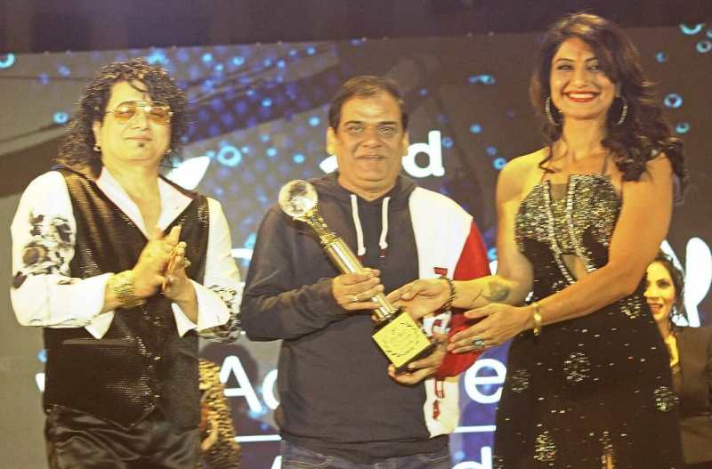 Gopi Bhalla receiving the Popular Comedian Award
