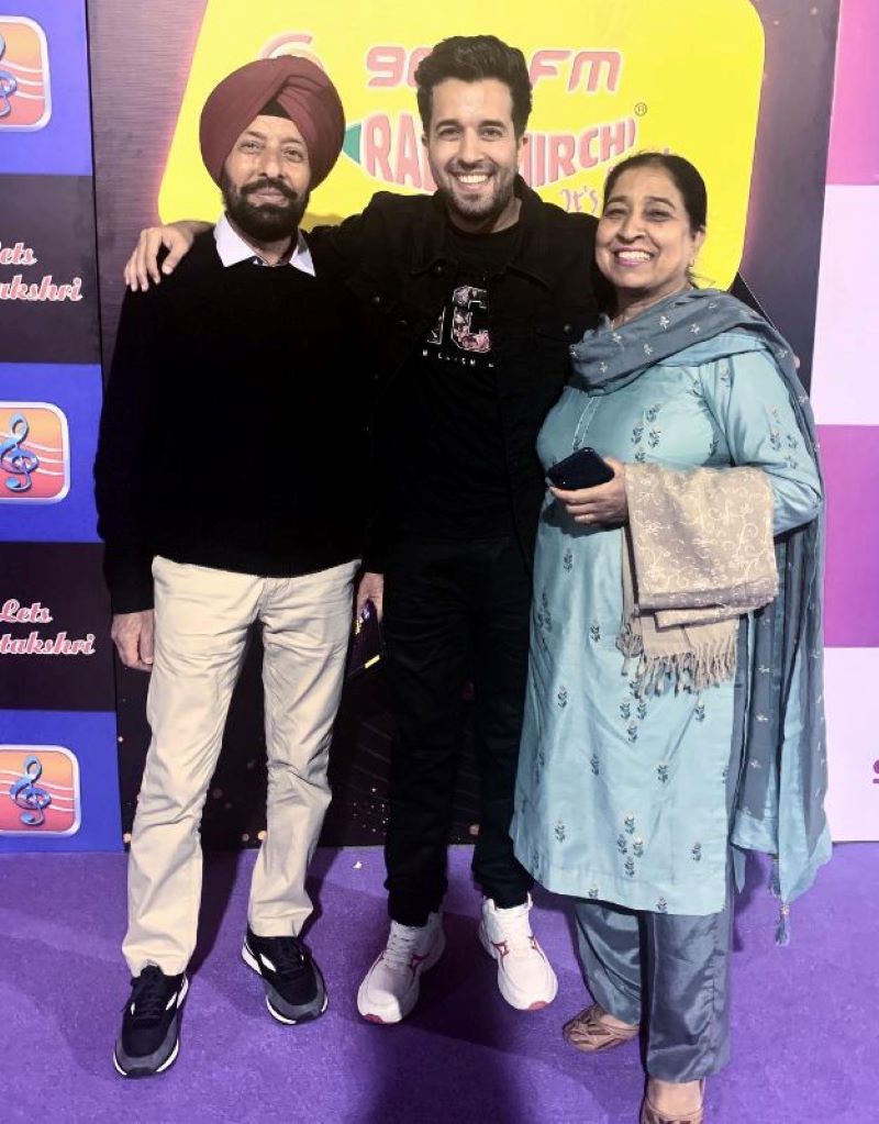 Gurpreet Saini with his parents