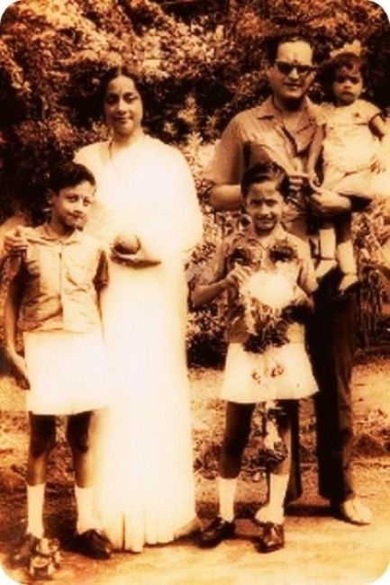 Guru Dutt and Geeta Dutt with their kids Arun, Tarun, and Neena
