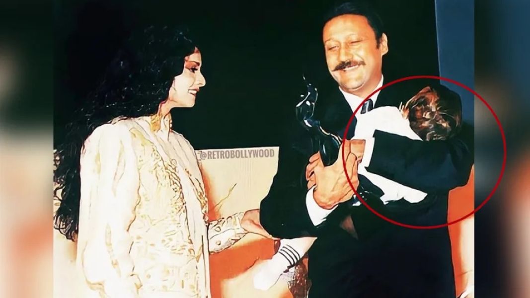 Jackie Shroff receiving Filmfare Award for Parinda from Rekha while holding Tiger Shroff