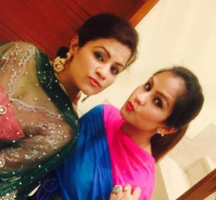 Jasmine Kaur posing with her sister
