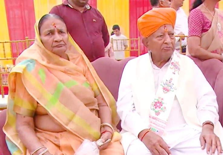 Kedarnath Aggarwal with his wife, Naurati Devi