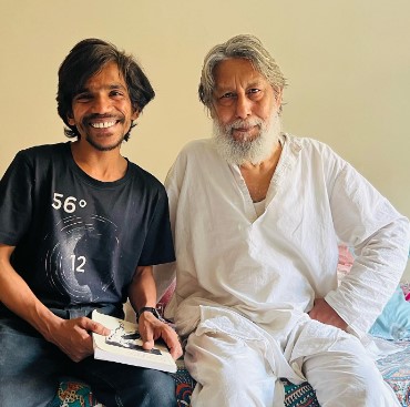 Kumar Saurabh posing with his mentor Robin Das