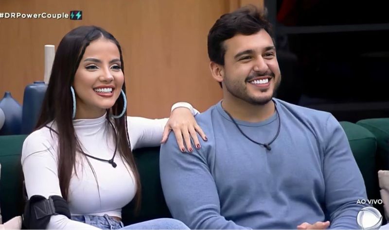 Luana Andrade with her boyfriend in the show Power Couple