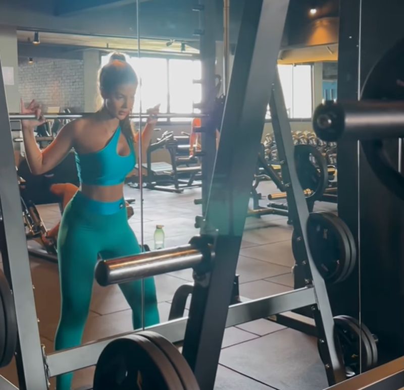 Luana Andrade working out in the gym