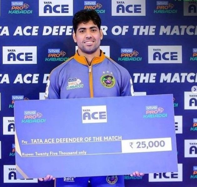Neeraj Kumar after receiving his cash prize