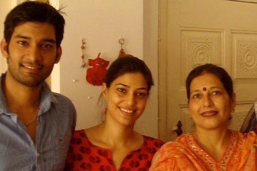 Nishank Swami with his mother and sister