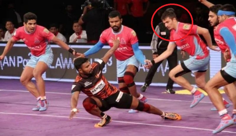 Parvesh Bhainswal while defending for Jaipur Pink Panthers in Season 4 of PKL