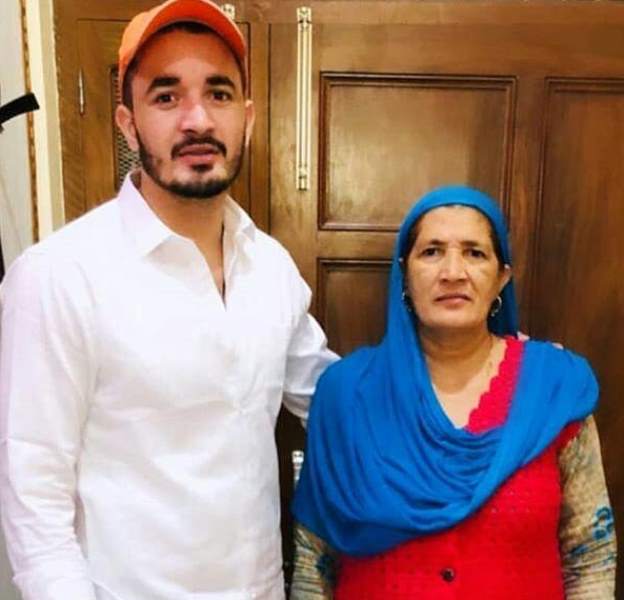 Parvesh Bhainswal with his mother