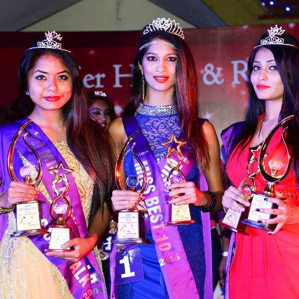 Pavi Poovappa (center) after winning Riz Fashion's Miss Awesome BLR 2016