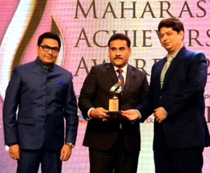 Pradeep Rathod receiving the Best Entrepreneur Award at Maharashtra Achievers' Award (2018)