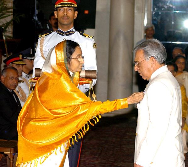 Prithvi Raj Singh Oberoi receiving the Padma Vibhushan Smt. Pratibha Devisingh Patil at an Investiture-I Ceremony, at Rashtrapati Bhavan, in New Delhi on 5 May 2008